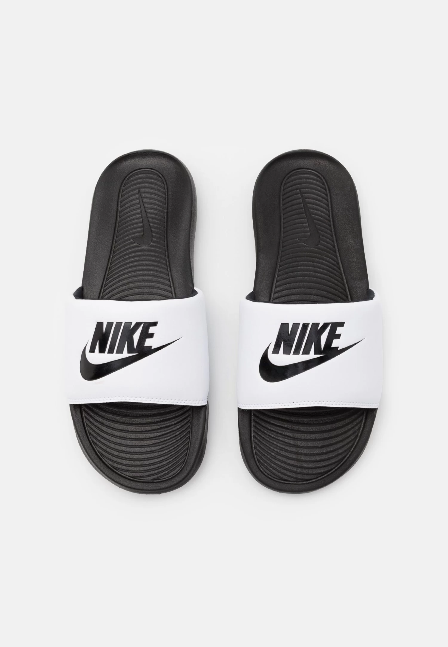 Nike Sportswear Victori One Slide - Sandalias Planas - Black/White 6 Nike Sportswear Victori One Slide - Sandalias Planas - Black/White - Imagen 4