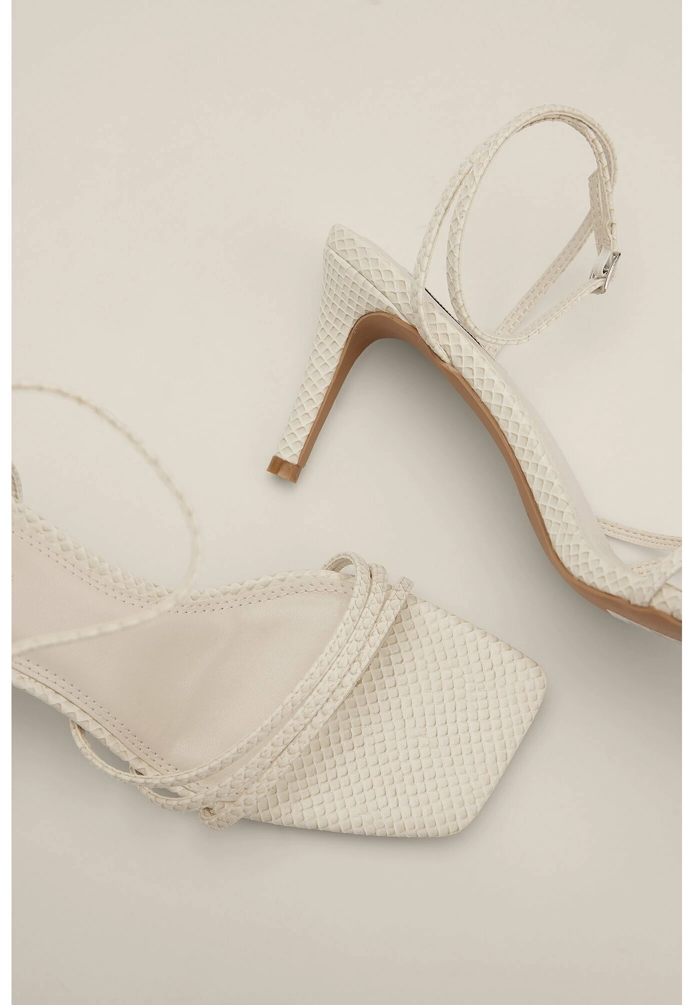 NA-KD Riemchen Mit Schlangenmuster - Sandalias - Offwhite 6 NA-KD Riemchen Mit Schlangenmuster - Sandalias - Offwhite - Imagen 4