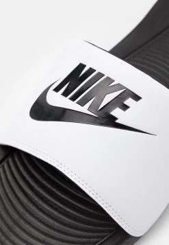 Nike Sportswear Victori One Slide - Sandalias Planas - Black/White 13 Nike Sportswear Victori One Slide - Sandalias Planas - Black/White -Zapato Tienda f6f637e52ab5463ea14f0cc3c2b81957