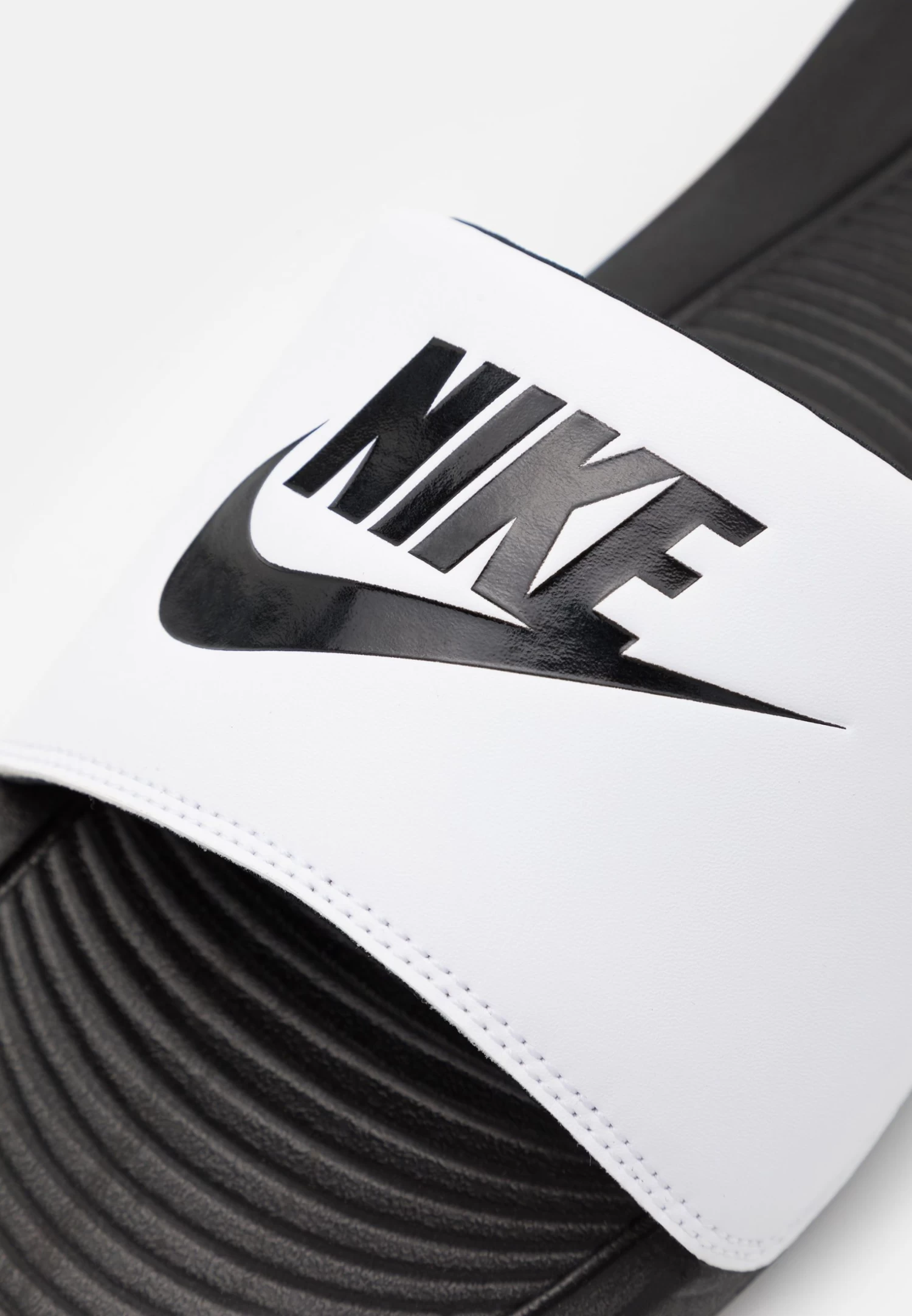 Nike Sportswear Victori One Slide - Sandalias Planas - Black/White 8 Nike Sportswear Victori One Slide - Sandalias Planas - Black/White - Imagen 6