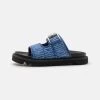MOSCHINO Mule - Sandalias Planas - Blue 2 MOSCHINO Mule - Sandalias Planas - Blue -Zapato Tienda fcc06e057fcb4eb282a0f2fb60666509